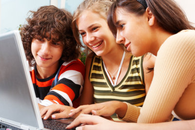 teenagers in front of a laptop 